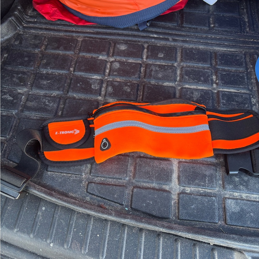 Fanny pack with zipper
